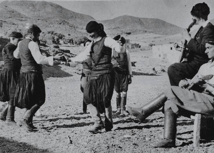 «Στραβά και ανάποδα» στη μουσική της Κρήτης dancing in crete photo by nellys